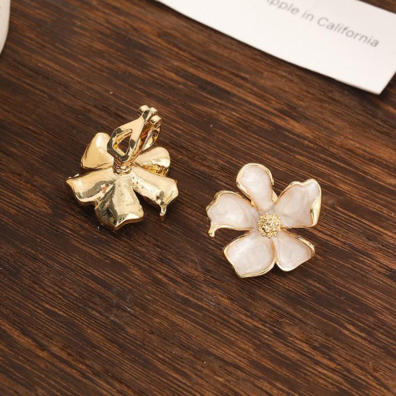 French Gentle Enamel Clip On Earrings for Women High Quality Elegant White Gardenia Flower Pierced Earring Party Jewelry Gifts