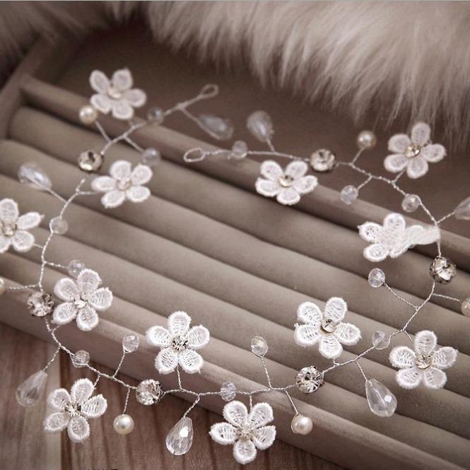 Bentiță de mireasă stil coreean, lucrată manual, cu flori din perle și dantelă