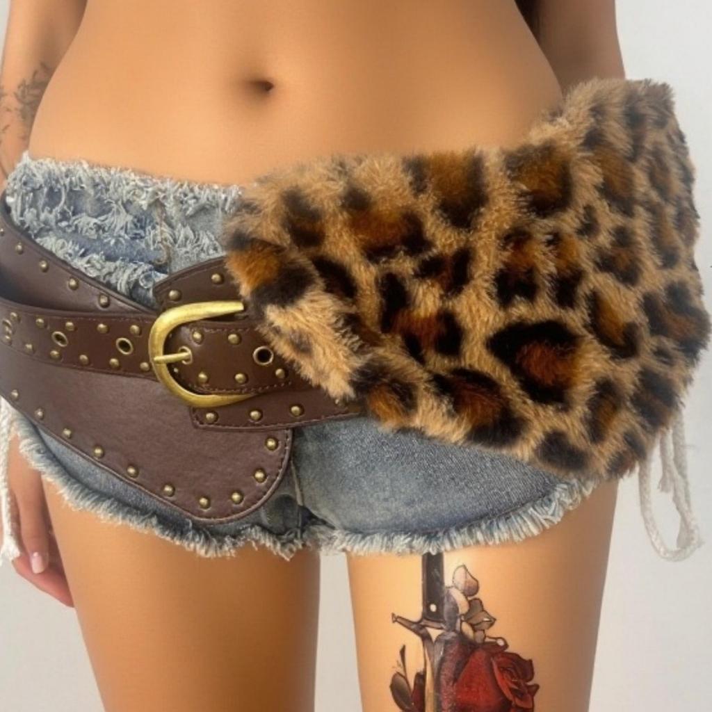 The New Leopard-print Plush Mute Rivet Punk Street Belt Waistband Features A Millennial Hot Girl From Europe and America