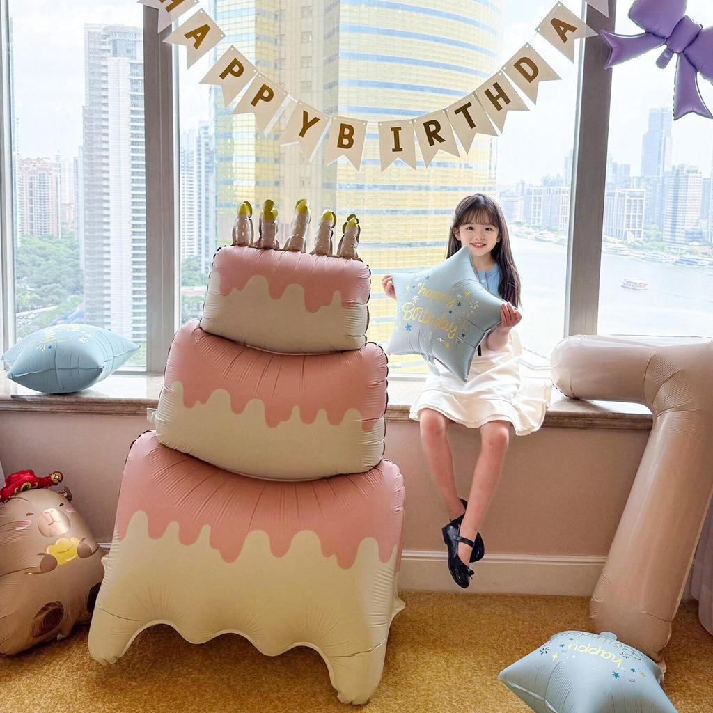 Sfondo con Palloncini a Forma di Torta Rosa Grande per la Festa del 1° Compleanno di una Bambina