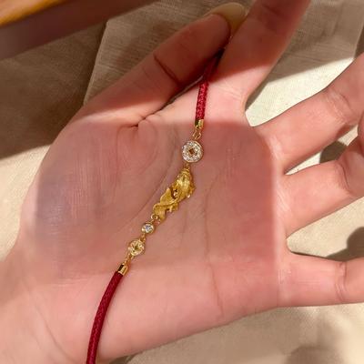 Jahr für Jahr Koi Seidenarmband: Damen Luxus, Trendiges Chinesisches Stil Rotes Seil mit Goldmünze