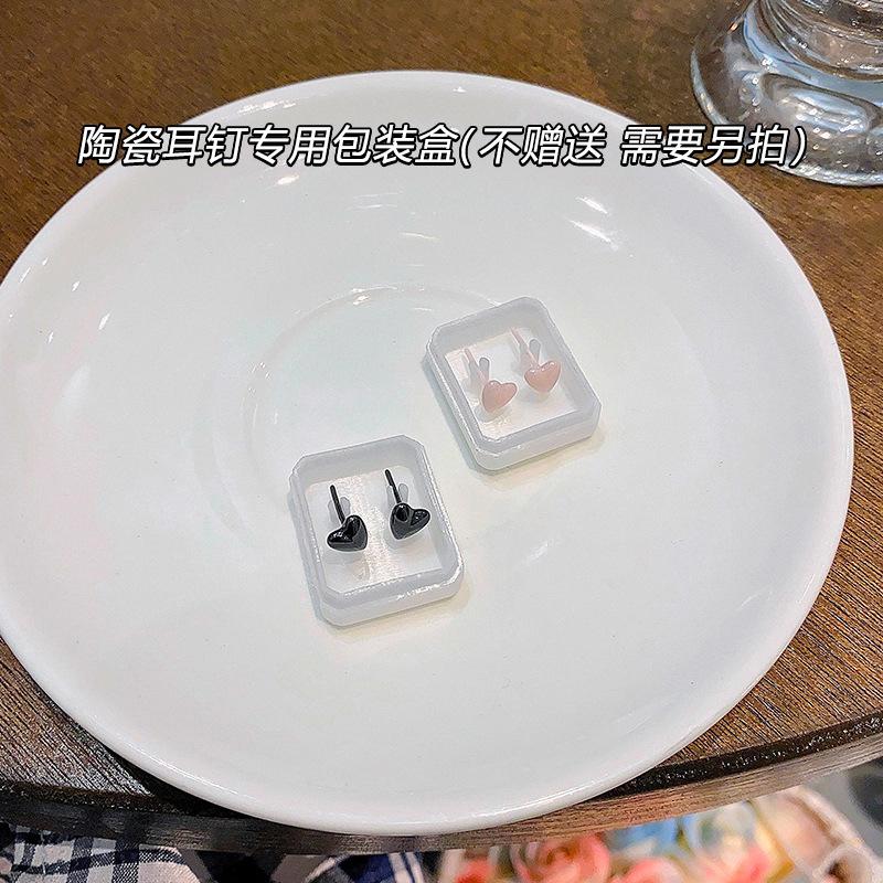 2025 Новые керамические серьги-пусеты  Любовь  Женские милые нишевые серьги для пирсинга ушей Медицинские биологические фарфоровые серьги