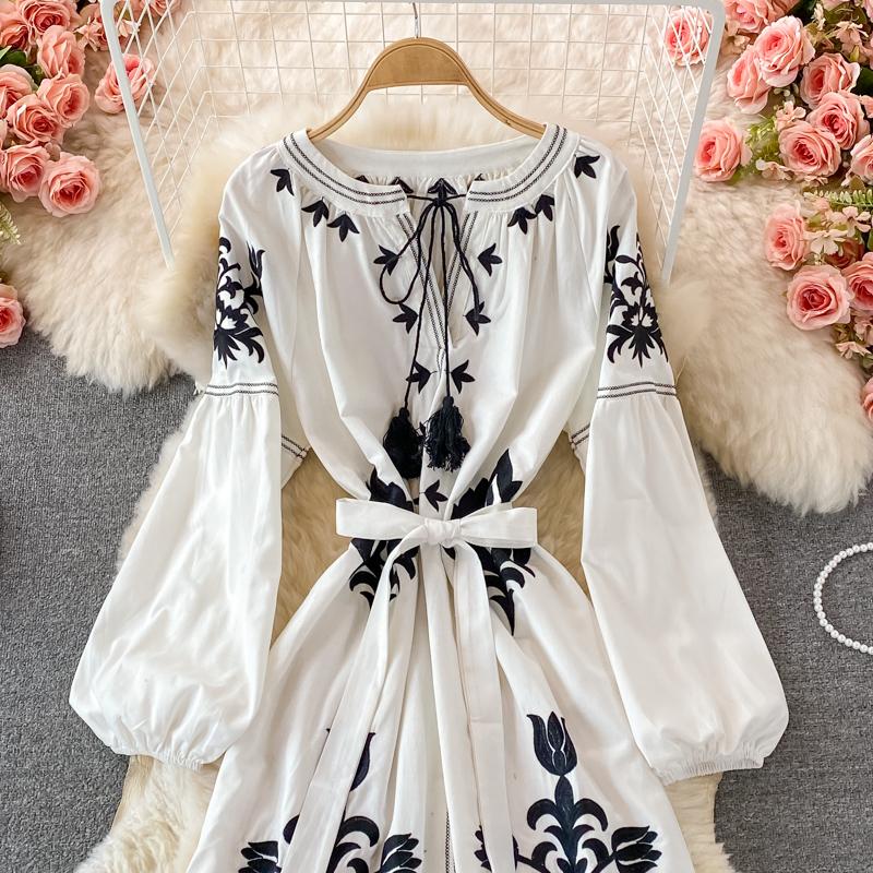 RUGOD Abito lungo da viaggio in stile etnico con ricamo girocollo con maniche a lanterna, abito stile bohémien retrò ampio scampanato femminile