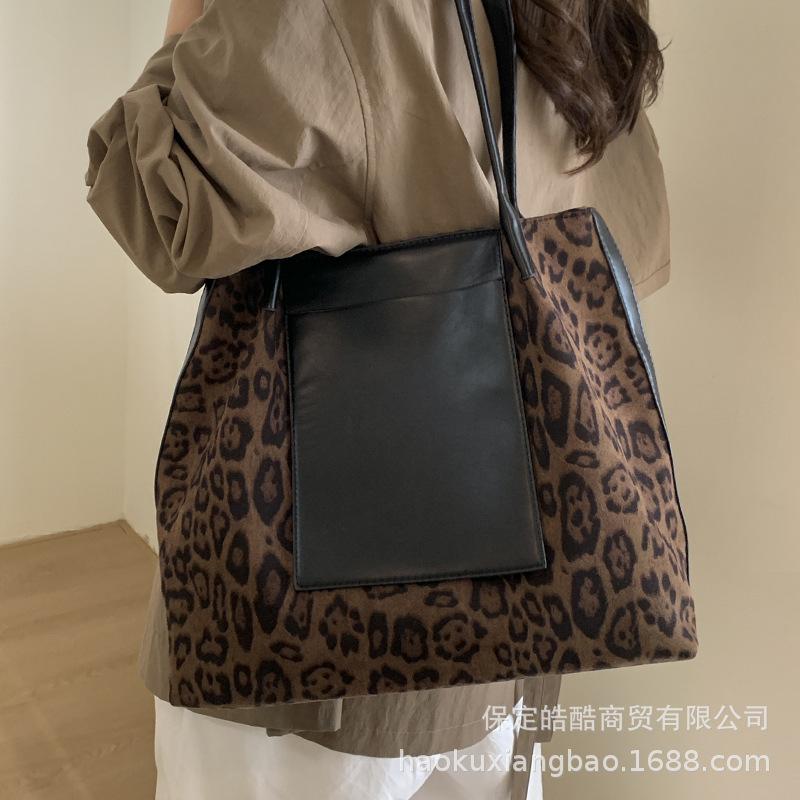 Leopard print bag women's large-capacity 2025 new autumn and winter leisure shoulder shopping bag, popular commuter tote bag this year