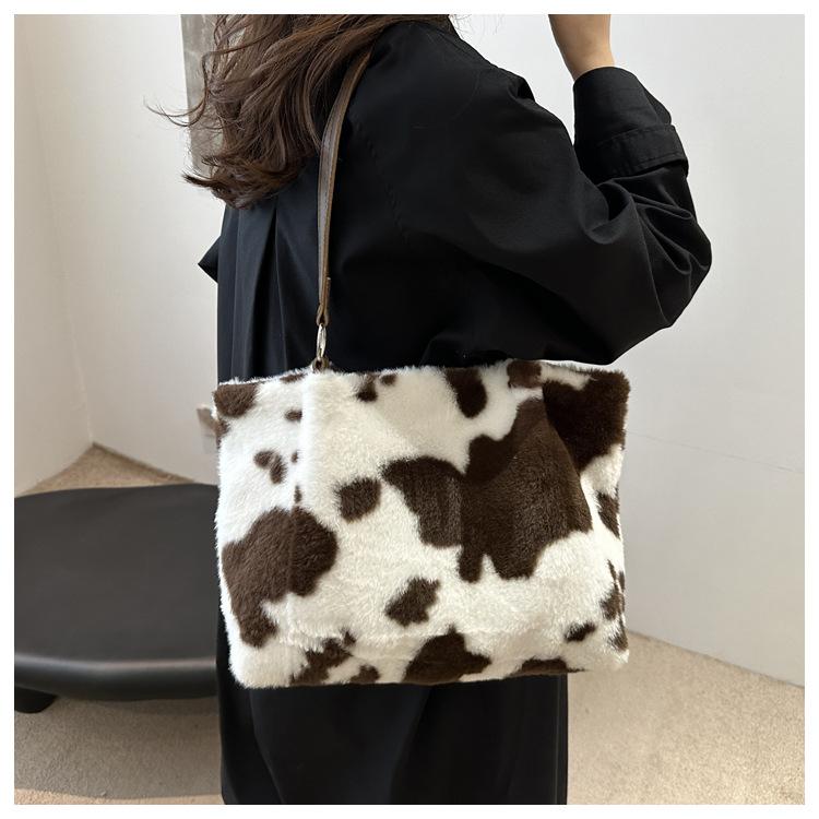 Trendy Plush Large Capacity Tote Bag for Women Soft Textured Shoulder Handbag Casual Daily Fashion Purse CLE