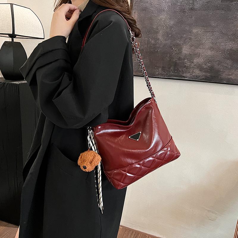 

Large capacity chain bag women s 2025 new versatile oil wax skin bucket bag summer commuter messenger bag 24*9*21 красный