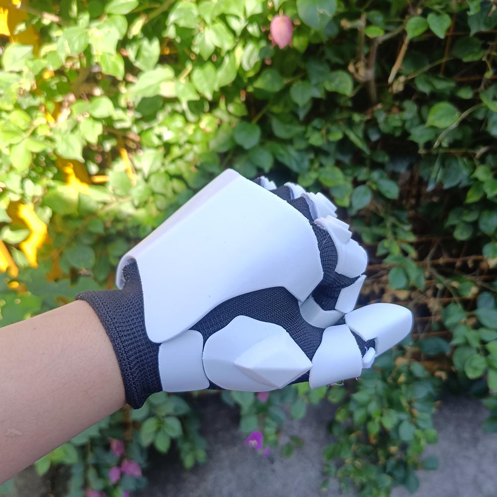 Guanti meccanici, realizzati in materiale PETG stampato in 3D, sono flessibili e hanno un aspetto molto meccanico. Adatto per il cosplay.