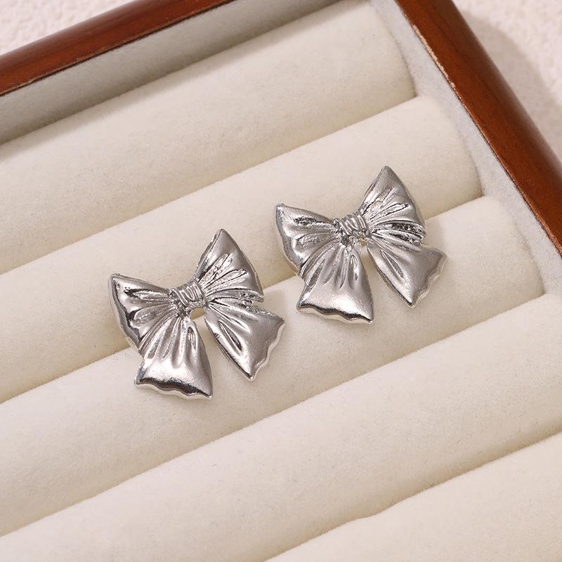 Akcesoria niszowe kolczyki sztyfty z metalową kokardką ins eleganckie modne wszechstronne kolczyki kobiety