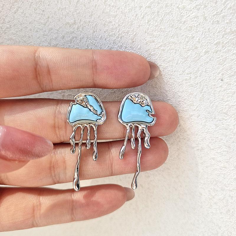

Japan And Korea S925 Asymmetrical Jellyfish Stud Earrings Female Personality Fashion Versatile Niche Design Cold Wind Earrings