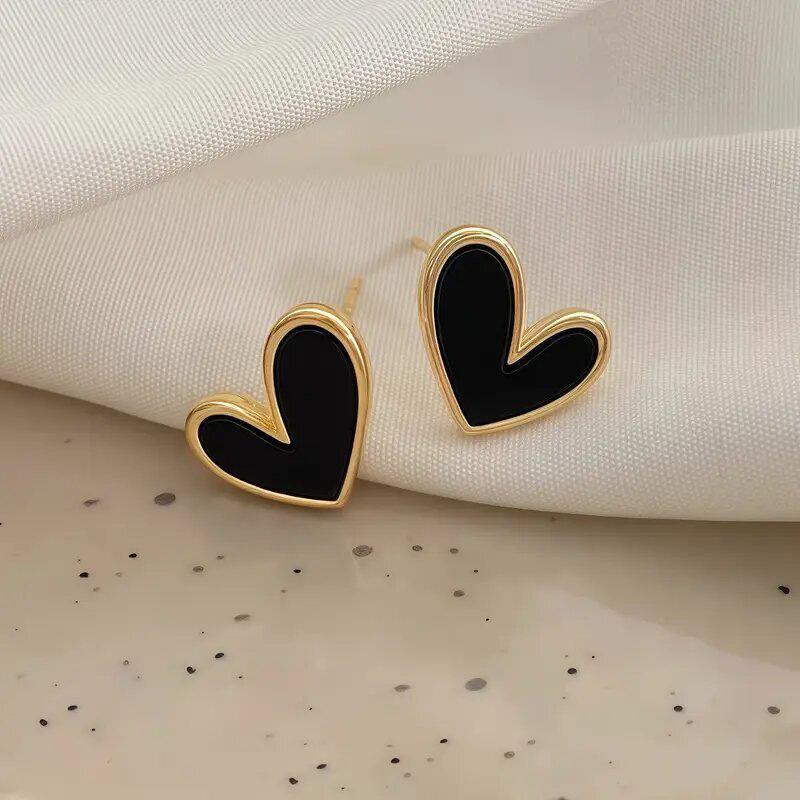 Korean version of love stud earrings, niche minimalist design retro earrings, high-end temperament heart-shaped jewelry