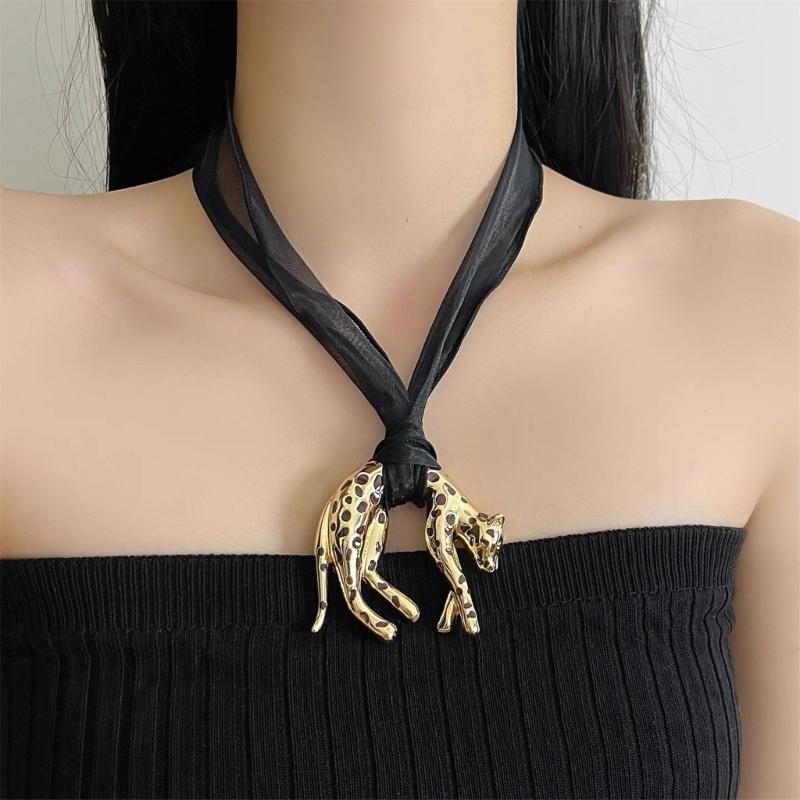 Edgy Leopard Charm Necklace With Sustainable Coating Lightweight Alloy Jewelry For Men Women Gothic Style Accessories