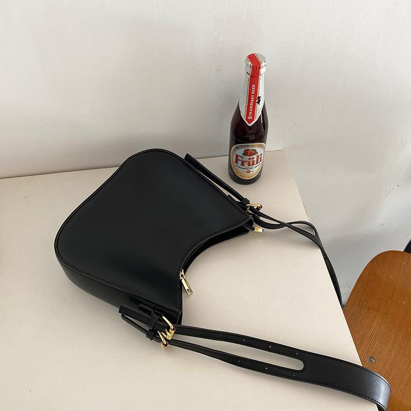 Versatile messenger bag women's new fashionable retro underarm bag niche shoulder saddle bag tide