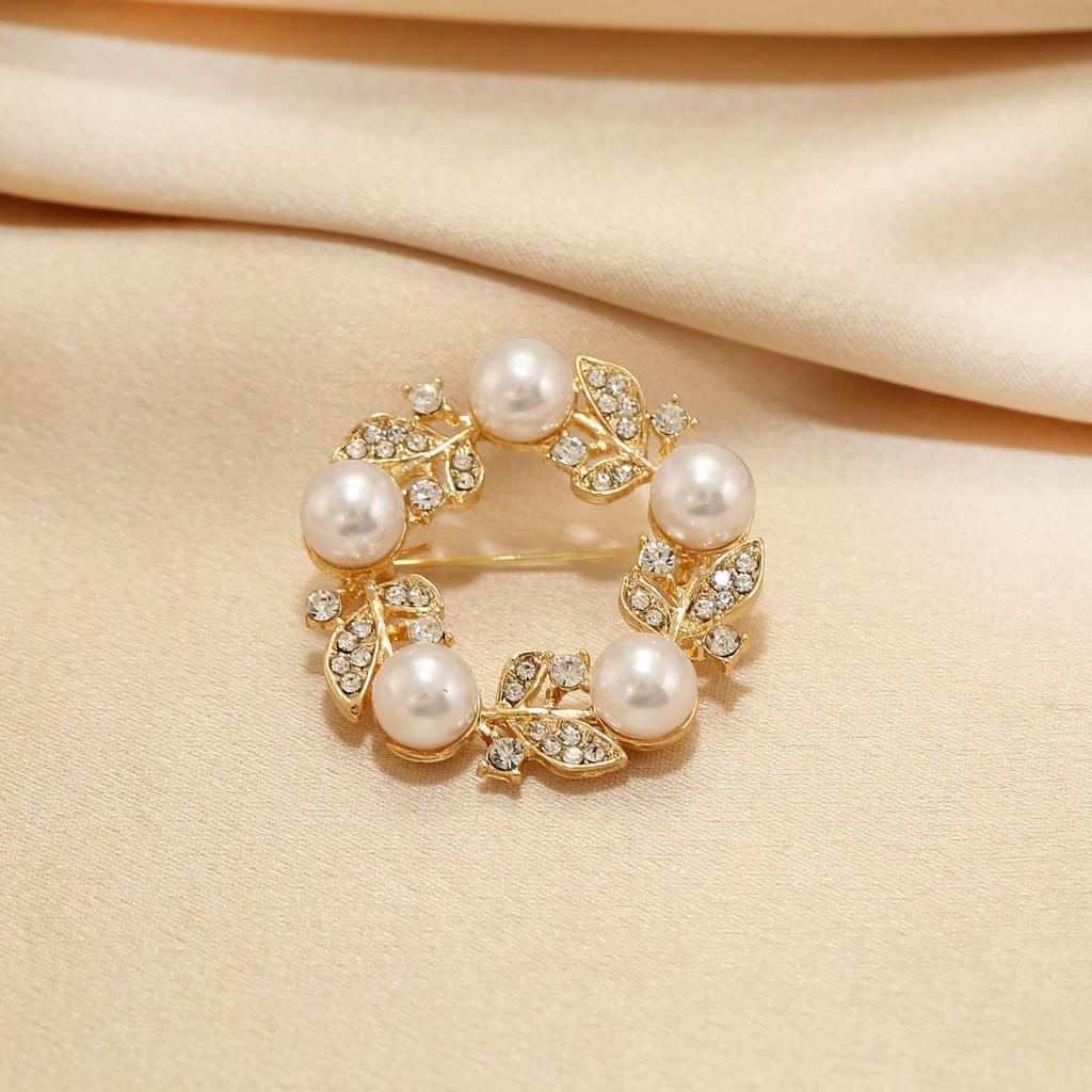 Elegant Pearl Brooch for Women's Suits - High-End Jewelry Pin