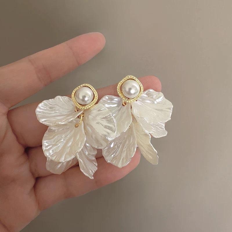 Niche design French white shell petal earrings for women, temperament versatile fringed earrings 925 silver needle белый