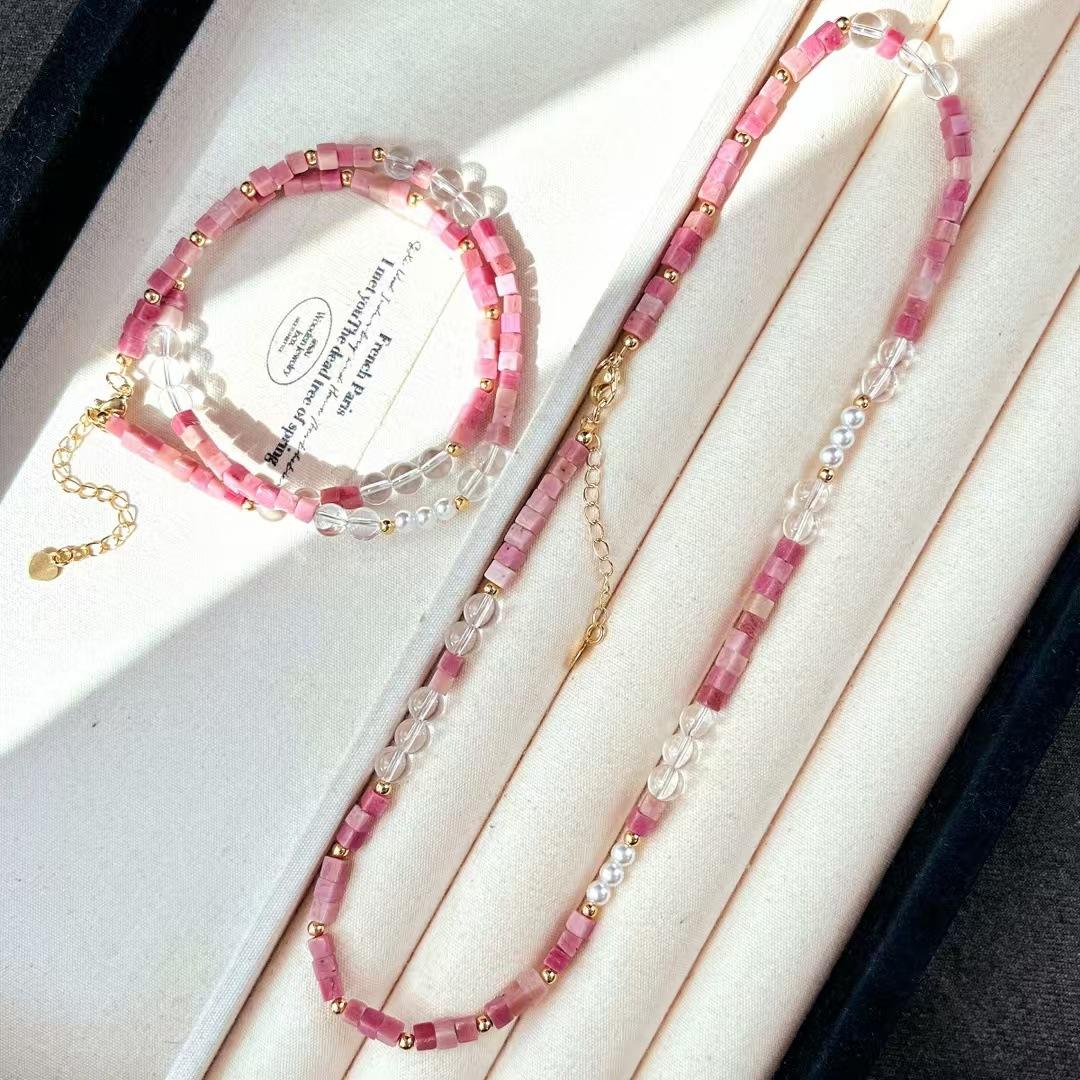 

Vintage High Quality Natural White Crystal Mahogany Pattern Contrasting Color Necklace Collarbone Chain