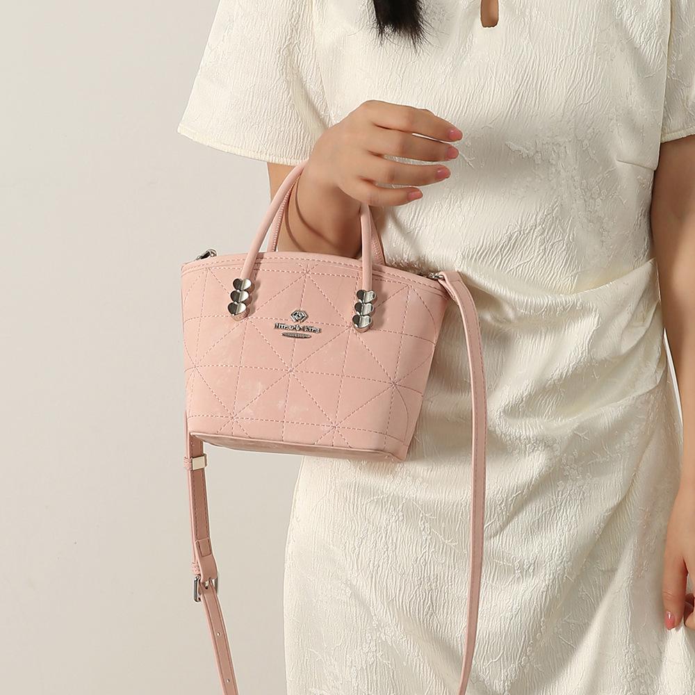 

Summer Handbag: Versatile Bucket Crossbody with Niche Design & Exquisite Texture срібний