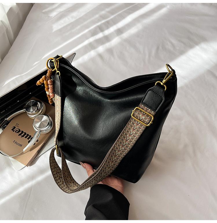 

Повседневная наплечная сумка нишевый дизайн женская сумка 2025 новая ретро сумка под мышкой корейская версия большой вместимости сумка-мессенджер для поездок на работу чёрный