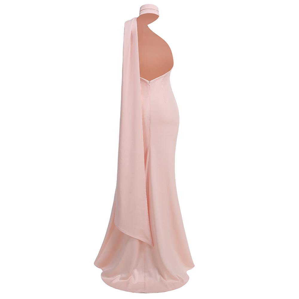 Elegantní večerní šaty s halterneckem a vysokým pasem pro jaro/léto