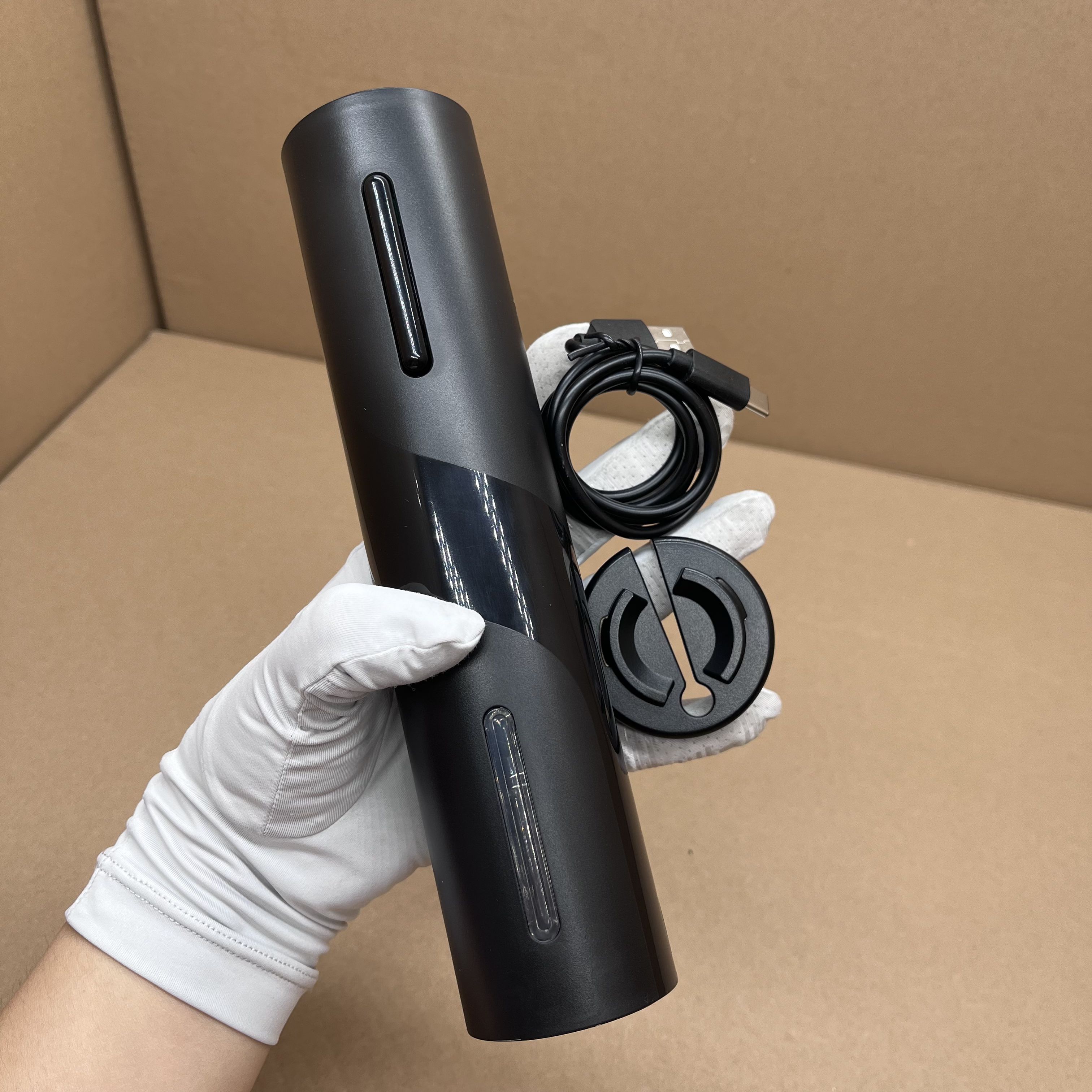 

Rechargeable Electric Wine Opener With TYPE C cable, Wine Opening, Pouring, Aerating and Preserving