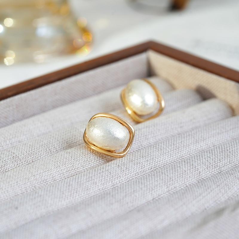 Minimalist Hollow Geometric Imitation Earrings Fashionable Commuting Personality Versatile Temperament Earrings for Women