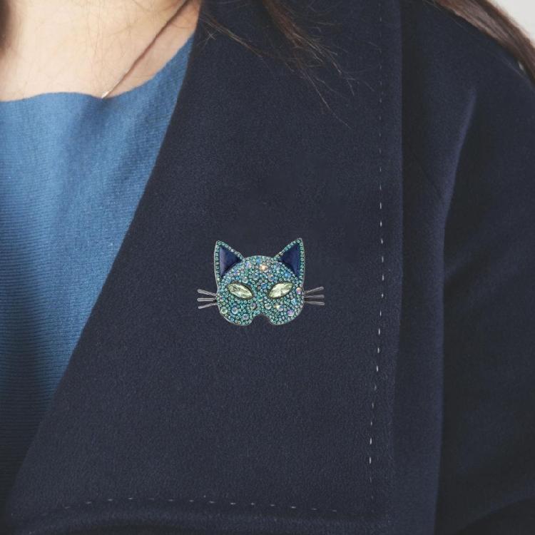 Stylish Cats Head Brooch With Glittering Crystals Versatile Accessory For Formal Attire And Casual Outfits