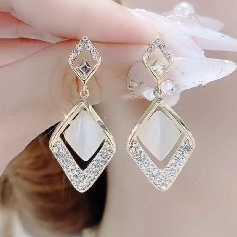 

Опаловые серебряные серьги-пусеты Женский нишевый дизайн Классические серьги-капли 2025 Новое поступление Тренд Доступная роскошь Изящные украшения для ушей Beige White