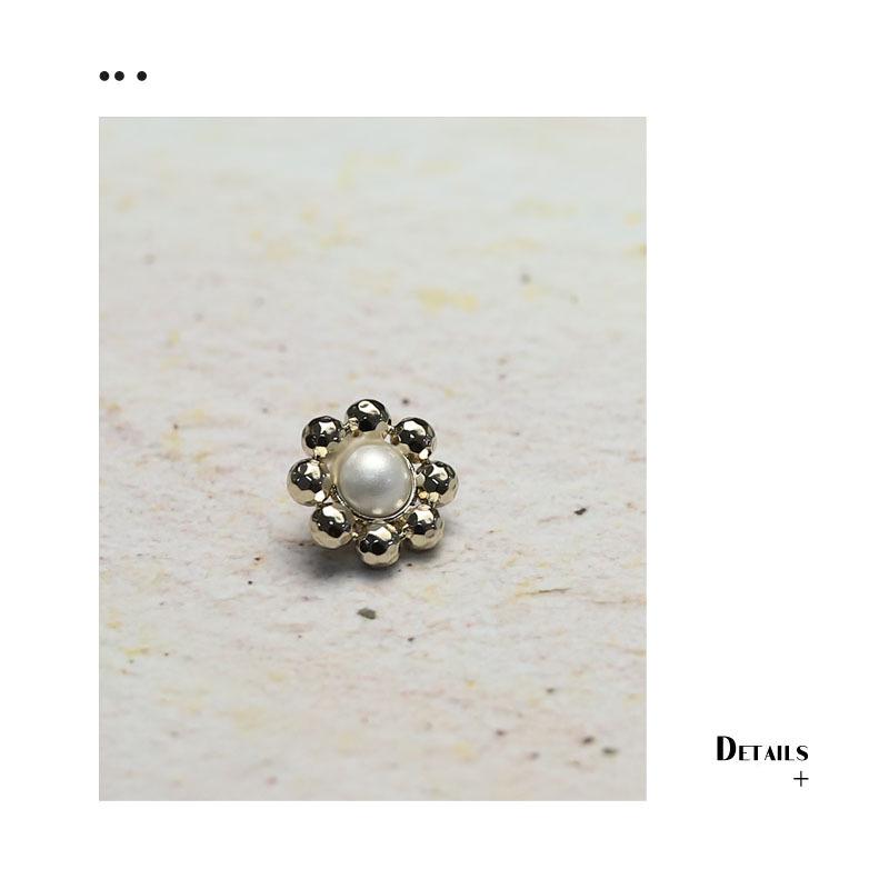 

Pearl Plum Blossom Button Knitted Cardigan: Exquisite Cheongsam Style Sweater with Decorative Alloy Buttons