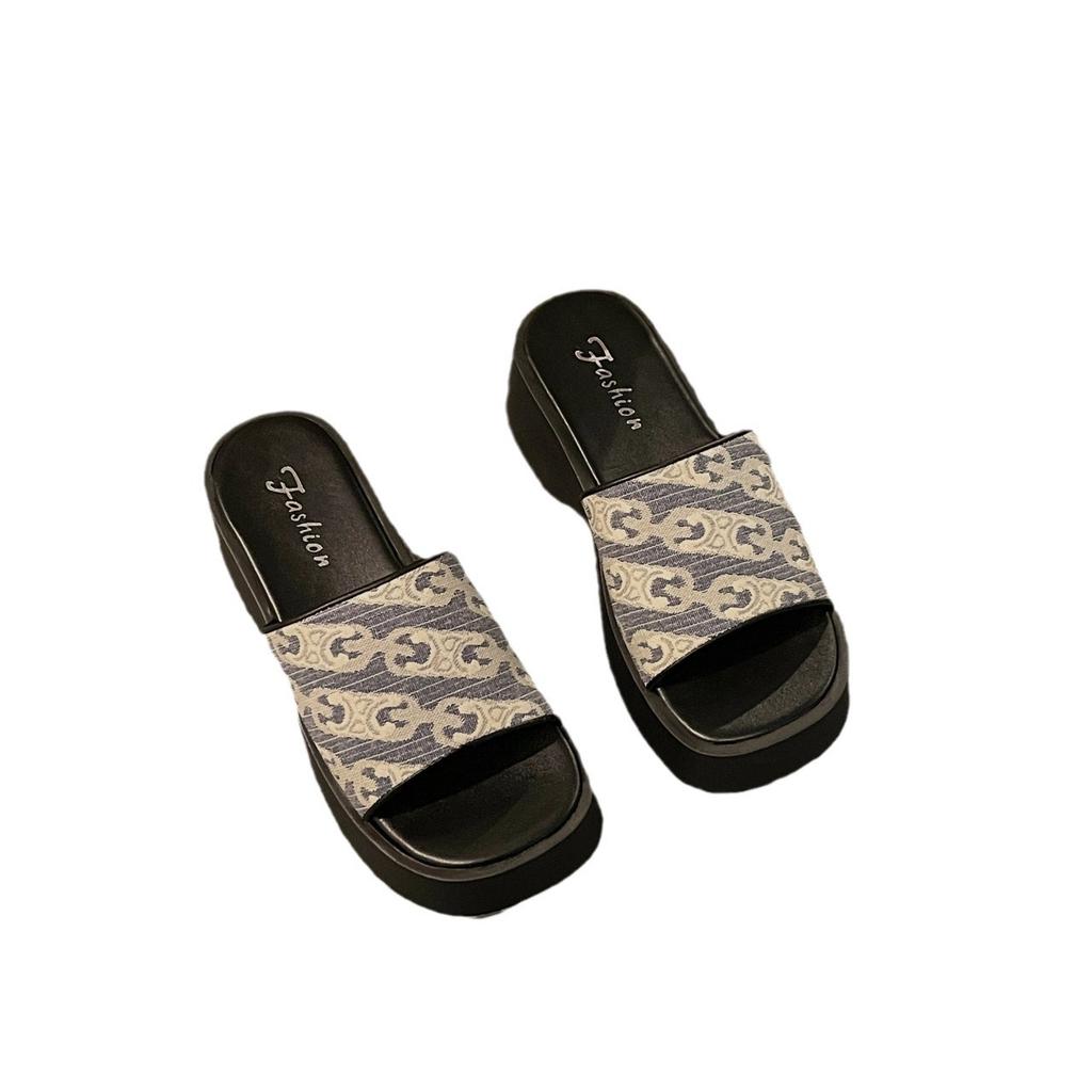 Super fire thick bottom heightening cool slippers women's summer wear advanced sense 2025 new model with skirt going out beach slippers