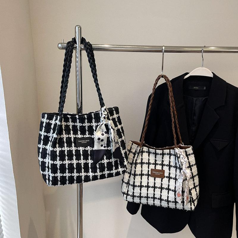 Women's bag tote bag, versatile commuter college students must.
