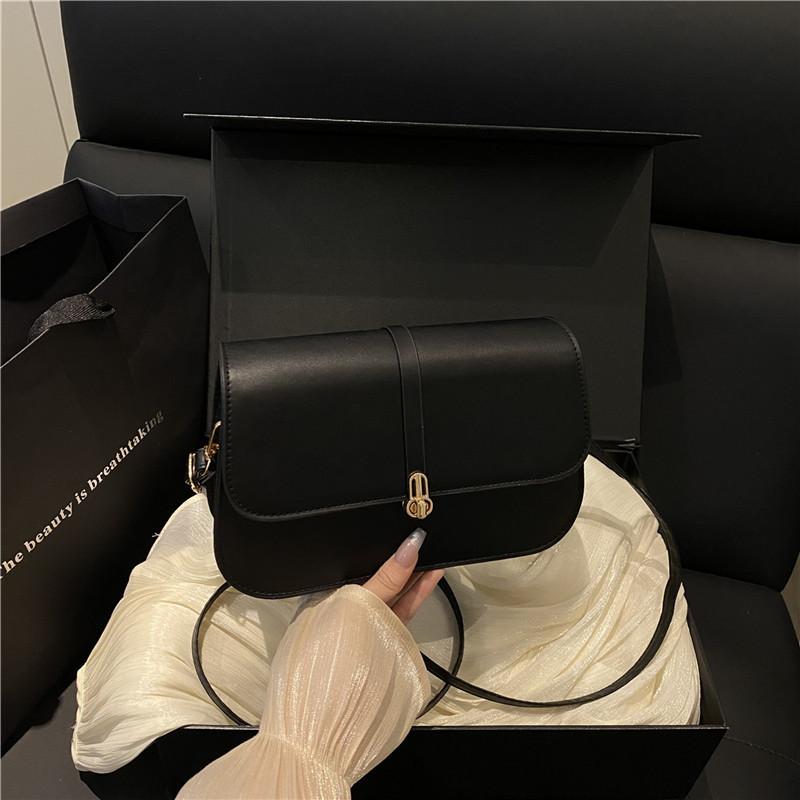 Borsa a Sella in Ecopelle con Tracolla a Catena e Chiusura a Pattina per Uso Quotidiano da Donna