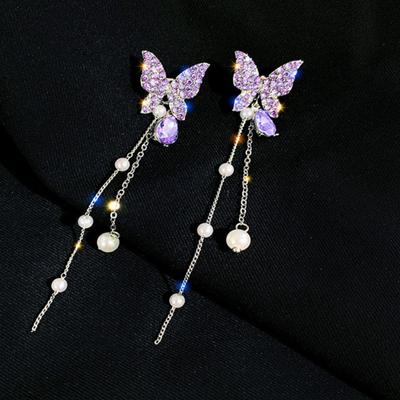 Orecchini a farfalla dolci di alta qualità ed eleganti, caratterizzati da un lungo design a nappa di perle che accentua il viso e l'effetto snellente