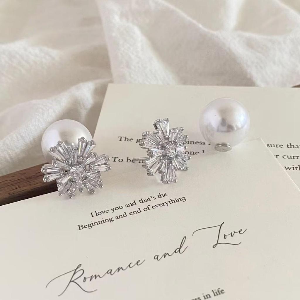 Orecchini a Bottone Fiocco di Neve e Perla in Zircone - Ornamenti Natalizi Eleganti e Chic