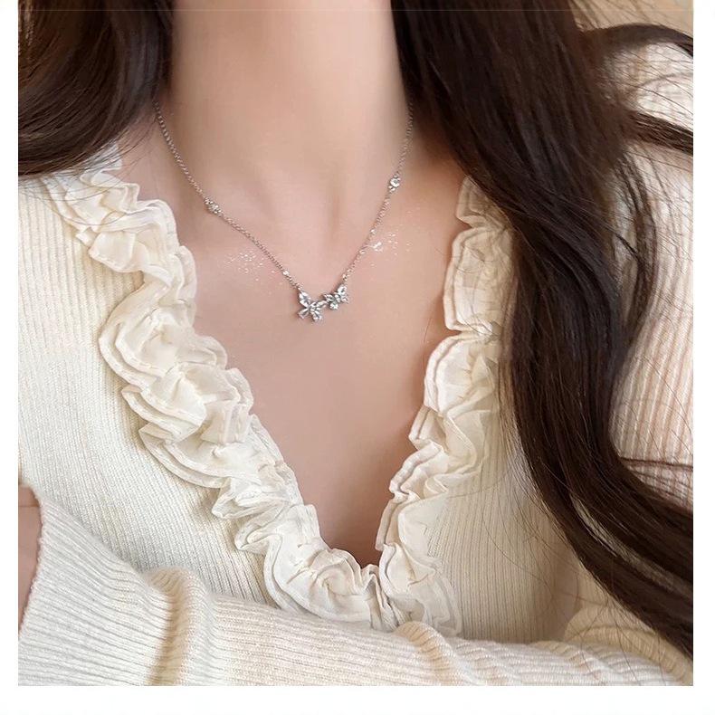 Butterfly Rhinestone Bimetal Necklace – Light Luxury Clavicle Chain for Women