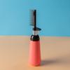 Haarfärbekamm, leere Haarfärbeflasche mit Applikatorbürste, Salon