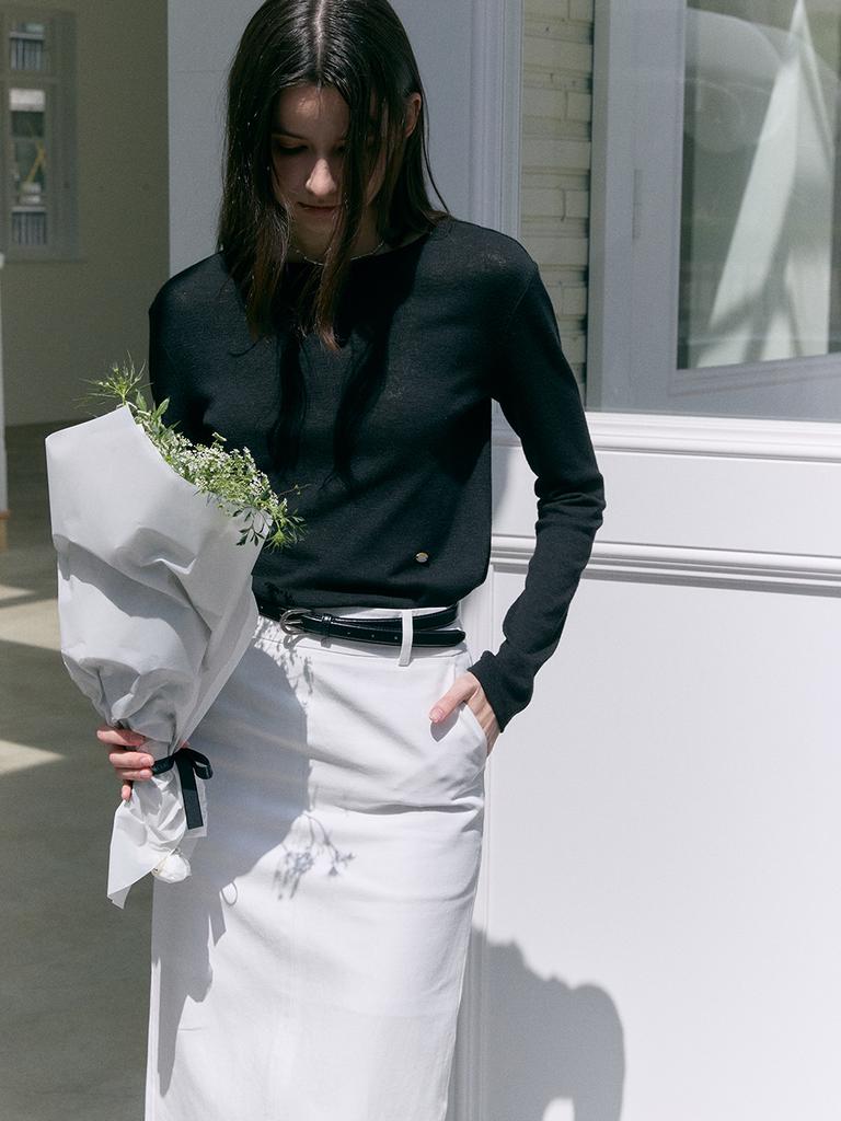 Mouth Back Slit Maxi Skirt (Off-White)
