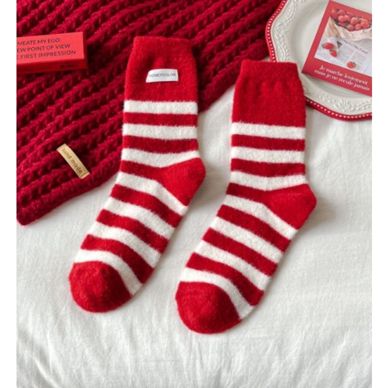 

Женские зимние бархатные утолщенные теплые в этом году вышитые носки для сна цвета грибного красного 1 pair