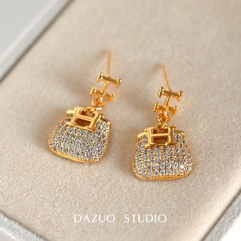 

Metal H Letter Bag Earrings Accessible Luxury Fancy Stud Earrings Female Dignified Generous Style Ear Rings Niche Style Unique Earrings H Letter Fashion Earrings