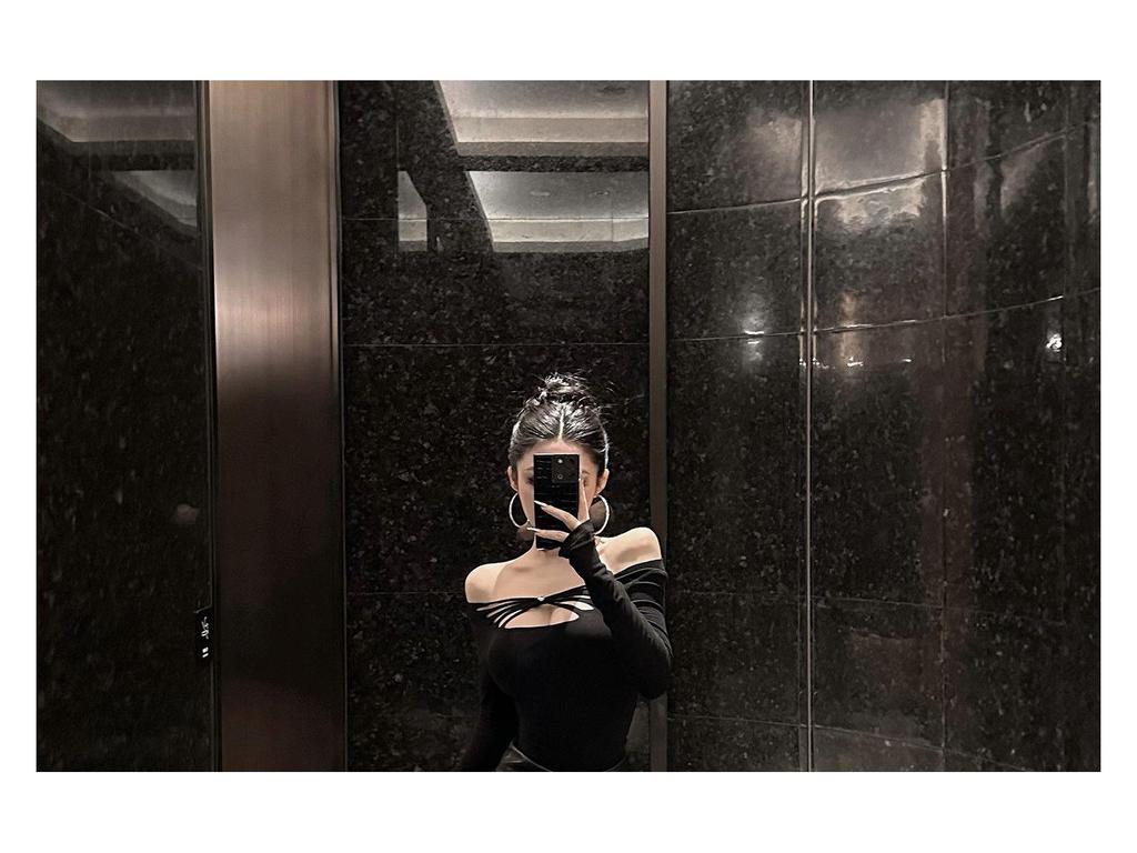 Women's Black Off-the-Shoulder Hollow Long-Sleeve Slim-Fit T-Shirt: Spicy Style, Winter Inner Wear & Waist-Cinching Base Layer.