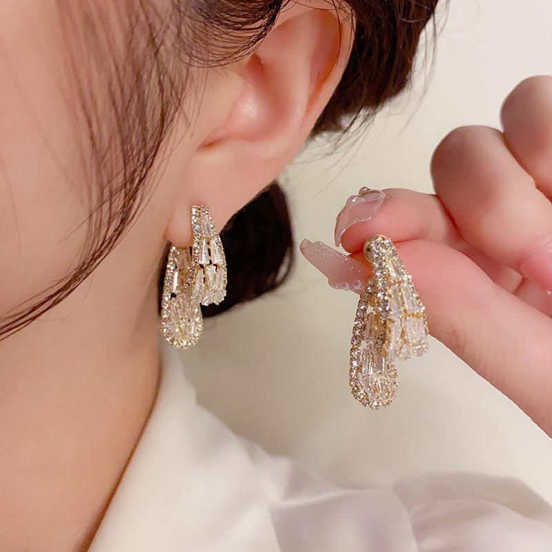 

Versatile Lycoris Crystal Fishtail Stud Earrings: Elegant Korean Fashion