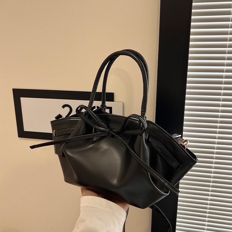 

Корейская нишевая портативная сумка-корзина для овощей женская весна 2025 новая модная сумка-ведро с бантом сумка-мессенджер чёрный