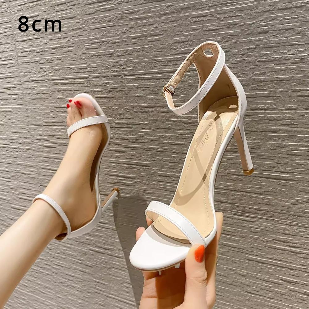 Женские сандалии с серебряным ремешком — фото 11