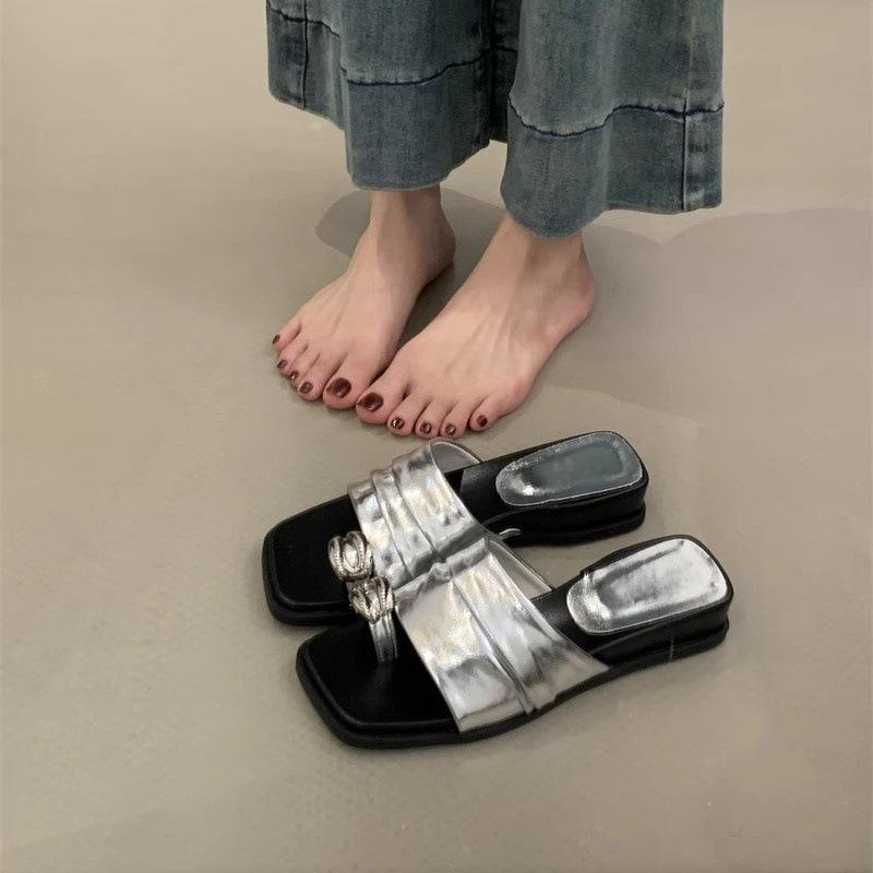 Holiday style metal pinch temperament square head grass woven cover toe cool slippers women's summer wear 2025 new