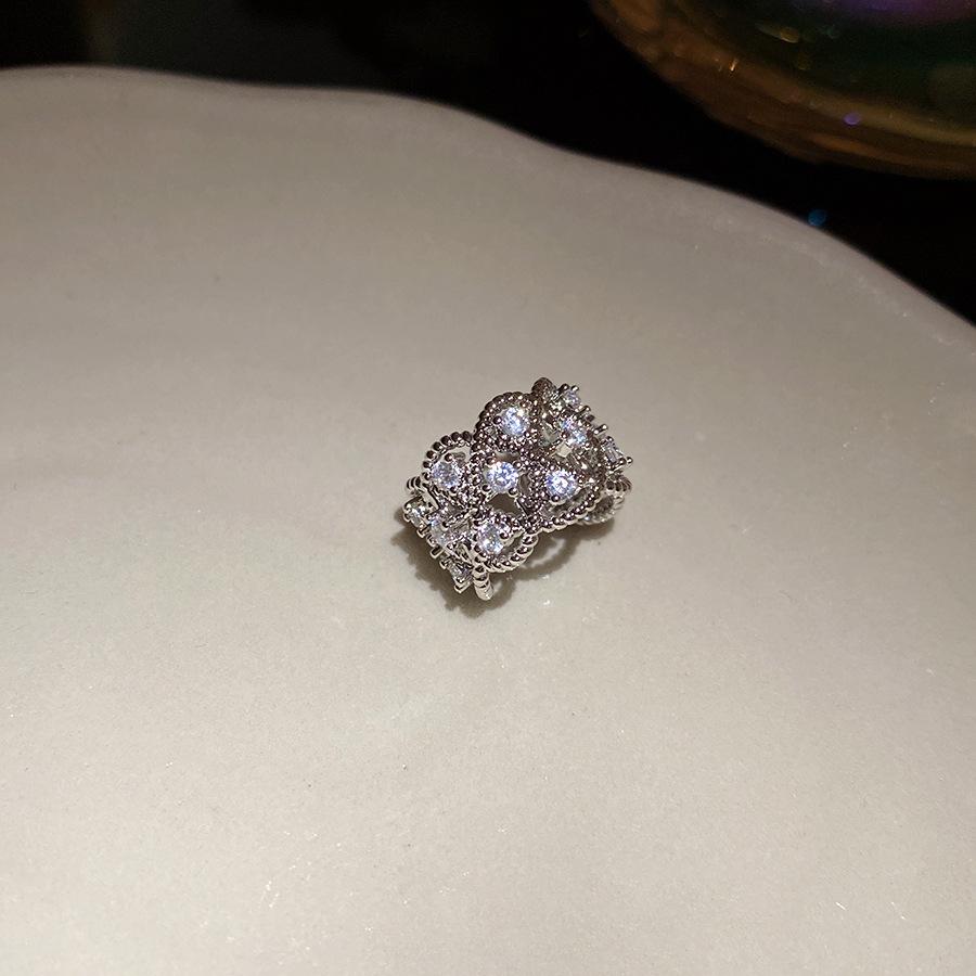 

Zircon square earbone clip earrings, niche design, exquisite personality, no ear piercings, light luxury, high-end earrings, women