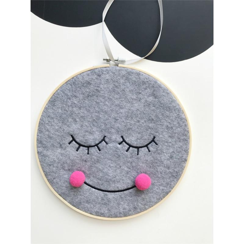 

Nordic Style Cute Felt Cloth Smiley Toys Model Baby Kids Room Nursery Clothing Store Wall Decor Creative Artic Home Decoration 250 X 350mm