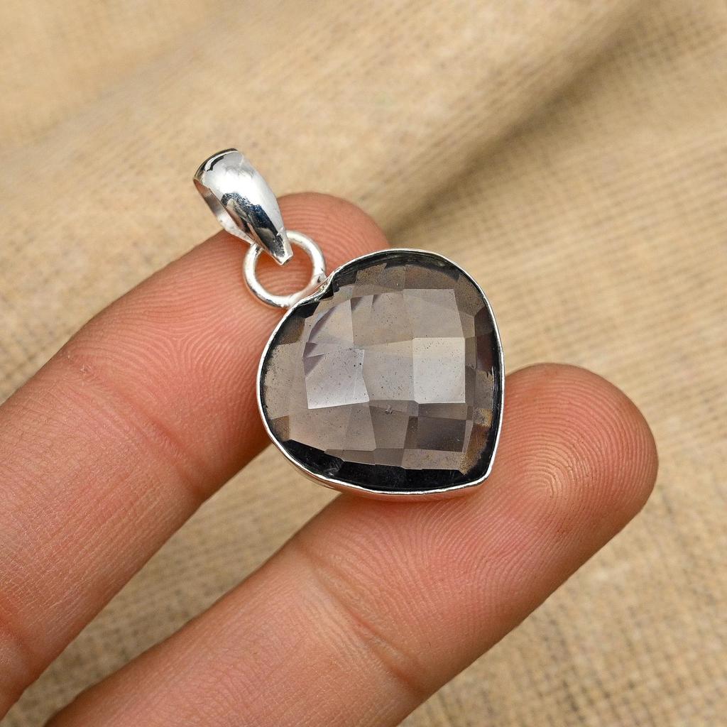 Herrlicher herzförmiger Iolith-Edelstein, handgefertigter Schmuckanhänger aus 925er Sterlingsilber für Sie