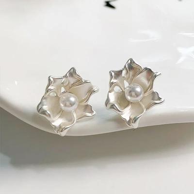 Weiße Blumen Imitationsperlen Ohrstecker Elegant Legierung Schmuck Zartes Geschenk für Mädchen