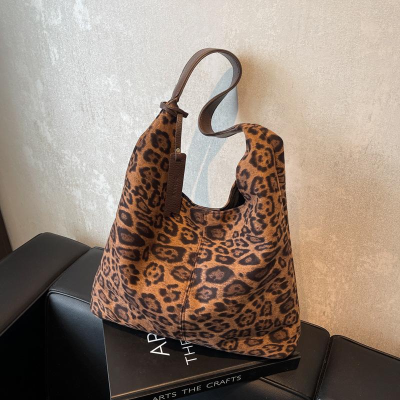 Autumn and winter retro commuter bag women's 2025 new shoulder underarm bag casual large capacity student class tote bag