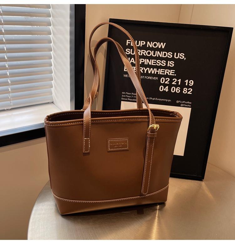 

Tote bag women s 2024 new large-capacity commuter bag autumn and winter retro versatile shoulder bag high-end class bag коричневий