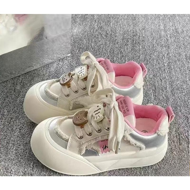 Die neuen Nischen-Schuhe mit dicken Sohlen und Brokat sind vielseitige und lässige Sneakers.