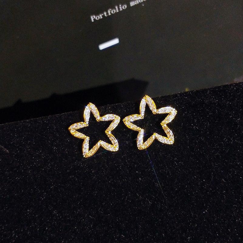 Kleine frische fünfzackige Sternohrringe Trendige mikrobesetzte Modeohrringe Weibliche kalte Wind Wildohrringe Damenmodeschmuck Geburtstagsgeschenk